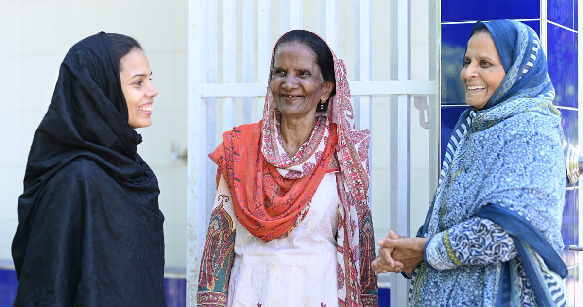 Dr. Humera Saleem talking with women from her community
